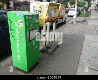 Berlin, Allemagne. 06e octobre 2020. Les boîtes aux lettres à autocollants du Deutsche Post (r) et du service de livraison privé (l) sont situées dans le quartier berlinois de Friedrichshain. Crédit : Alexandra Schuler/dpa/Alay Live News Banque D'Images