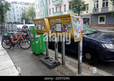 Berlin, Allemagne. 06e octobre 2020. Les boîtes aux lettres à autocollants du Deutsche Post (r) et du service de livraison privé (l) sont situées dans le quartier berlinois de Friedrichshain. Crédit : Alexandra Schuler/dpa/Alay Live News Banque D'Images