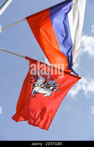 07 01 2020 Moscou, Russie. Le drapeau de la russie et le drapeau de george le victorieux contre le ciel Banque D'Images
