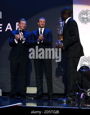 David Beckham (à droite) et Ritchie Humphreys (à gauche) applaudissent n'Golo Kante lorsqu'il reçoit le titre de joueur de l'année pour hommes lors des Professional footballs' Association Awards 2017 au Grosvenor House Hotel, Londres Banque D'Images