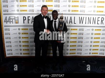 Ritchie Humphreys (à gauche) et n'Golo Kante avec le titre de joueur de l'année pour hommes lors des Professional footballs' Association Awards 2017 au Grosvenor House Hotel, Londres Banque D'Images