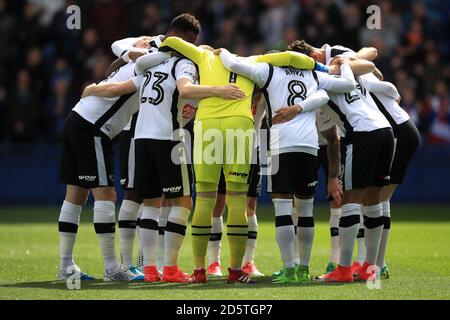 Joueurs de Derby County dans un caucus de groupe avant le match Banque D'Images