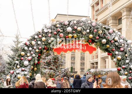 Moscou, Fédération de Russie-décembre 14 2019. Décorations de Noël dans les rues de Moscou. Marché de Noël sur la place rouge décorée avec goût. T Banque D'Images