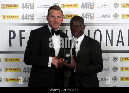 Ritchie Humphreys (à gauche) et n'Golo Kante avec son premier ministre de la PFA Équipe de la Ligue de l'année sponsorisée par le trophée Panini Banque D'Images