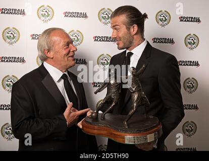 David Beckham OBE qui a remporté le PFA Award pour sa contribution exceptionnelle au football avec Gordon Taylor, directeur général de l'Association des footballeurs professionnels, lors des PFA Awards 2017 au Grosvenor House Hotel, Londres Banque D'Images