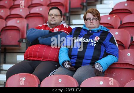 Les supporters du Middlesbrough dans les tribunes avant le coup de pied Banque D'Images