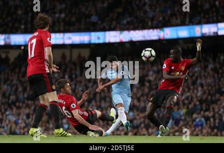 Sergio Aguero (au centre) de Manchester City atteint un coup de feu vers le but Comme Michael Carrick de Manchester United et Eric Bailly de Manchester United essayez de relever le défi Banque D'Images