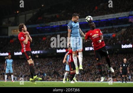 Nicolas Otamendi (au centre) de Manchester City a une tête sur le but Mais est bloqué par Eric Bailly de Manchester United (à droite) Banque D'Images