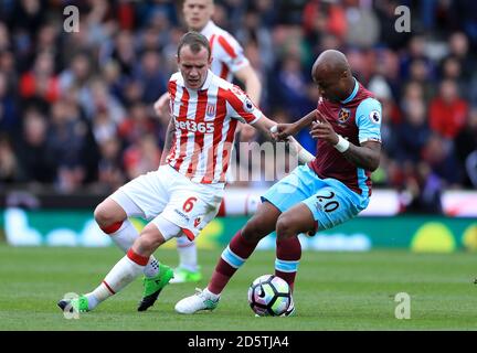 Glenn Whelan de la ville de Stoke (à gauche) et Andre de West Ham United Ayew combat pour le ballon Banque D'Images