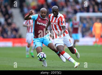 Bruno Martins Indi (à droite) et West Ham United Andre Ayew combat pour le ballon Banque D'Images