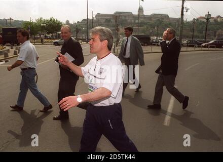 Le capitaine d'Angleterre Kevin Keegan en marche à travers Budapest Banque D'Images