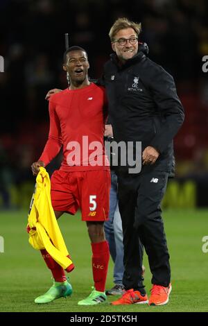 Jurgen Klopp (à droite), directeur de Liverpool, et Georginio Wijnaldum, de Liverpool, célèbrent après le sifflet final Banque D'Images