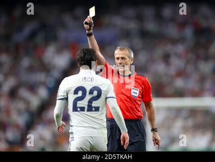 L'arbitre Martin Atkinson montre l'Alarcon isco du Real Madrid le jaune carte Banque D'Images