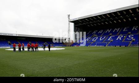 L'équipe d'Aldershot Town inspecte le terrain avant le Vanarama National League jouer demi-finale deuxième jambe à Parc de Prenton Banque D'Images