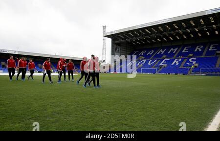 L'équipe d'Aldershot Town inspecte le terrain avant le Vanarama National League jouer demi-finale deuxième jambe à Parc de Prenton Banque D'Images