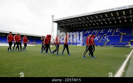 L'équipe d'Aldershot Town inspecte le terrain avant le Vanarama National League jouer demi-finale deuxième jambe à Parc de Prenton Banque D'Images