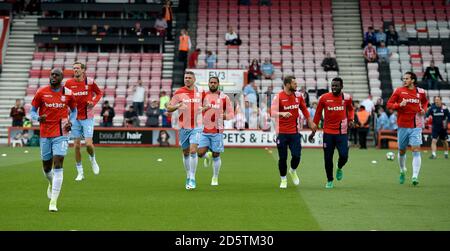 Bruno Martins Indi de Stoke City (à gauche), Peter Crouch de Stoke City (deuxième à gauche), Jonathan Walters de Stoke City (au centre), Glen Johnson de Stoke City (au centre, à droite), Erik Pieters de Stoke City (troisième à droite), Mame Biram Diouf de Stoke City et Ramadan Sobhi de Stoke City (à droite) pendant l'échauffement Banque D'Images