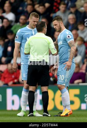 L'arbitre Paul Tierney (au centre) parle avec Marko Arnautovic de Stoke City (À droite) et Ryan Shawcross de Stoke City Banque D'Images