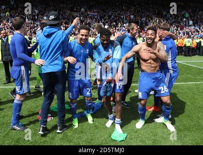 Kerim Frei de Birmingham City (au centre à gauche), Jacques Maghoma (au centre à droite) et David Davis (à droite) célèbrent la survie du championnat après le match Banque D'Images