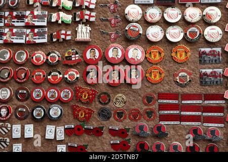 Les badges Manchester United sont déjà en vente à l'extérieur d'Old Trafford le jeu Banque D'Images