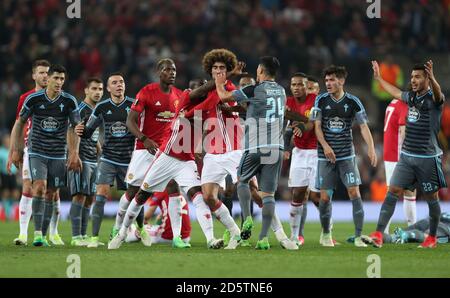 Eric Bailly, de Manchester United (à gauche), lève les mains dans un affrontement avec le Facundo Sebastian Roncaglia de Celta Vigo, ce qui donne des cartes rouges pour les deux joueurs Banque D'Images