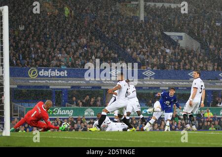 Ross Barkley d'Everton (deuxième à droite) A un tir sur but sauvé par le gardien de but de Watford Heurelho Gomes (gauche) Banque D'Images