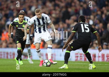 James McClean de West Bromwich Albion (à gauche) et Victor Moses de Chelsea bataille pour le ballon Banque D'Images