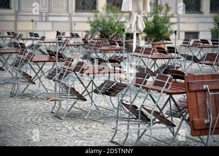 Sujet: Pandémie de coronavirus/conséquences pour la gastronomie. Chaises et tables vides et inoccupées à l'extérieur dans la cour de la chapelle de la résidence à Munich le 14 octobre 2020. Tables et chaises vides, fermeture due à la pandémie de corona, verrouillage, fermeture, valeur d'incidence. | utilisation dans le monde entier Banque D'Images