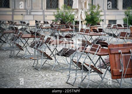 Sujet: Pandémie de coronavirus/conséquences pour la gastronomie. Chaises et tables vides et inoccupées à l'extérieur dans la cour de la chapelle de la résidence à Munich le 14 octobre 2020. Tables et chaises vides, fermeture due à la pandémie de corona, verrouillage, fermeture, valeur d'incidence. | utilisation dans le monde entier Banque D'Images