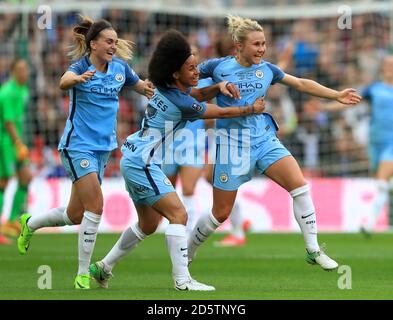 Isobel Christiansen (à droite), de Manchester City, célèbre la deuxième fois de son côté but du jeu Banque D'Images