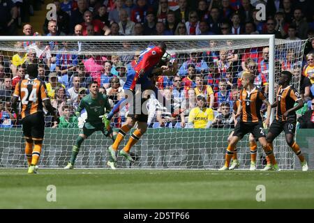 Christian Benteke du Crystal Palace, au centre, marque un but Banque D'Images