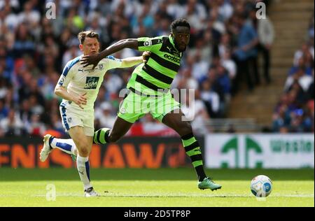 Connor Jennings de Tranmere Rovers et Emmanuel Monthe de Forest Green Rovers bataille pour le ballon Banque D'Images