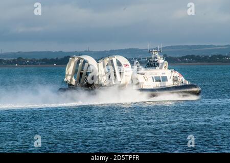 Aéroglisseur traversant le Solent de Ryde Isle of wight à Southsea Banque D'Images