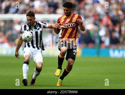 Nathaniel Knight-Percival de Bradford City (à droite) et Lee Gregory de Millwall pour le ballon Banque D'Images