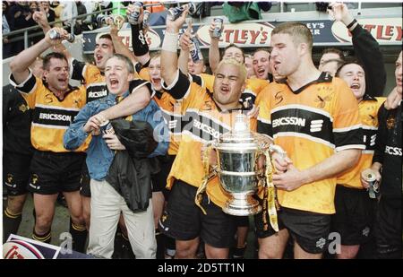 L'entraîneur Nigel Melville se joint aux célébrations en tant qu'équipe Wasps Célébrez avec la coupe amère de Tetley Banque D'Images