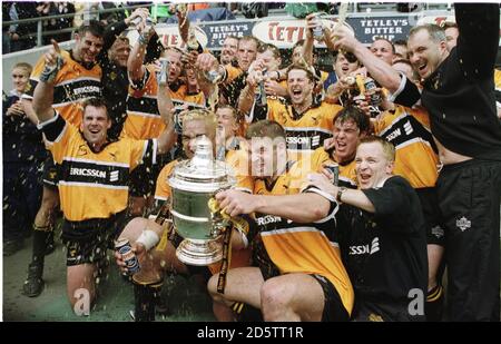 L'équipe des Wasps fête avec la coupe amère de Tetley Banque D'Images