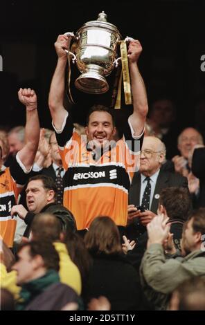 Mark Weedon, capitaine de Wasps, lève la coupe amère de Tetley Banque D'Images