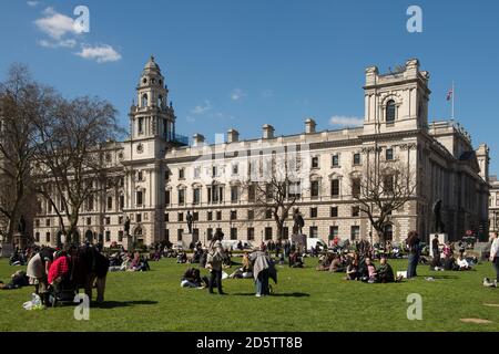 Les gens se détendent sur la place du Parlement, un jour ensoleillé d'été, Londres, Royaume-Uni. Banque D'Images