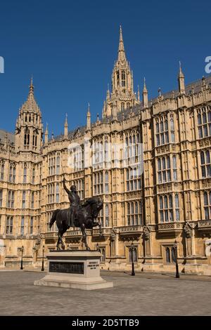 Richard coeur de Lion statue équestre sur Old Palace Yard devant le Palais de Westminster, Londres, Angleterre. Banque D'Images