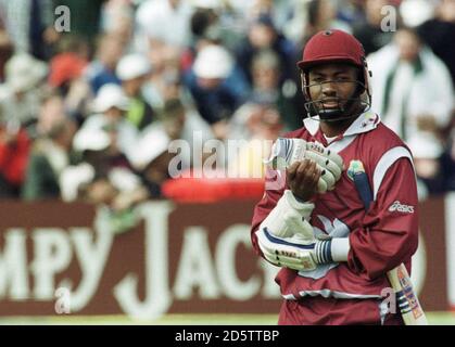 Le capitaine des Antilles Brian Lara marche après avoir été pris Musthaq Ahmed Banque D'Images