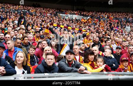 Un fan de Bradford City montre son soutien dans les tribunes Banque D'Images