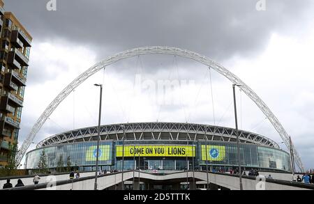 Les grands écrans montrant le soutien de Millwall ornent le stade Wembley avant le jeu Banque D'Images