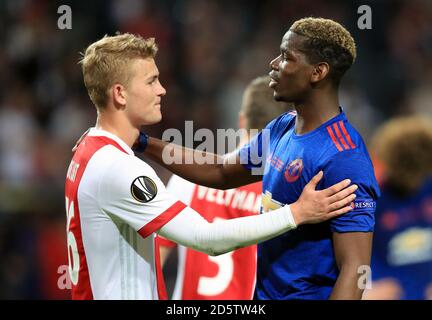 Matthijs de Ligt d'Ajax (à gauche) et Paul Pogba de Manchester United parlez après le coup de sifflet final Banque D'Images