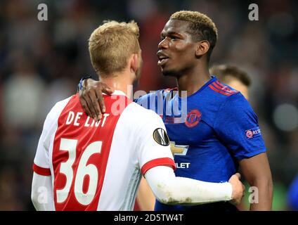 Matthijs de Ligt d'Ajax (à gauche) et Paul Pogba de Manchester United parlez après le coup de sifflet final Banque D'Images