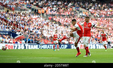 Alexis Sanchez d'Arsenal marque le premier but de son camp jeu Banque D'Images