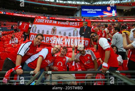 Les fans de l'arsenal fêtent dans les tribunes après la victoire de leur côté Finale de la coupe FA Banque D'Images