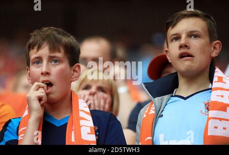 Les fans de Blackpool réagissent dans les tribunes pendant le match Banque D'Images