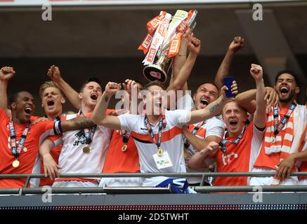 Tom Aldred de Blackpool lève le trophée après la mise du ciel Finale de la deuxième ligue au stade Wembley Banque D'Images