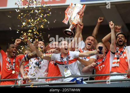 Tom Aldred de Blackpool lève le trophée après la mise du ciel Finale de la deuxième ligue au stade Wembley Banque D'Images