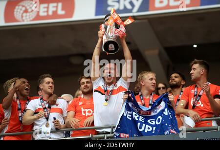 Tom Aldred de Blackpool lève le trophée après la mise du ciel Finale de la deuxième ligue au stade Wembley Banque D'Images